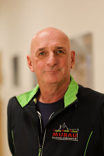 Porträt einer Person mit freundlichem Gesichtsausdruck, bekleidet mit einem sportlichen Pullover der Landesberufsschule Murau.