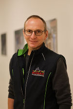 Person mit dunklem Pullover und Weste mit Aufschrift "Landesberufsschule Murau".