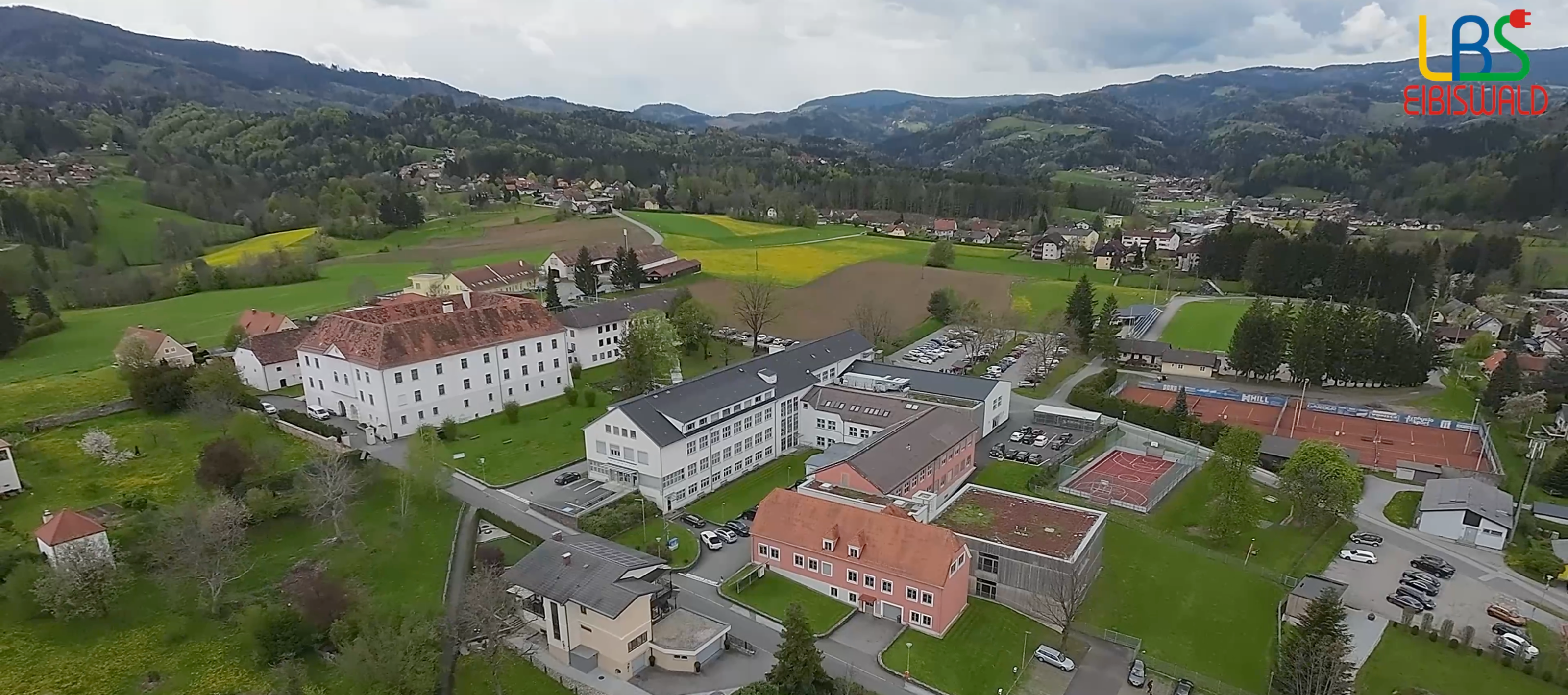 Luftbild der Landesberufsschule, umgeben von Grünflächen.