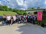 Gruppenfoto der Schüler:innen und Lehrpersonen mit der selbst gestalteten Fahne in Mariazell