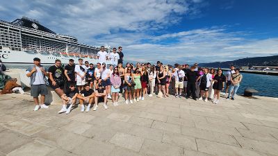 Schülerinnen und Schüler der 3eVAAS, 3dBL, 3eBL, 3eSKSL und 3dSK im Hafen von Triest vor einem Kreuzfahrtschiff