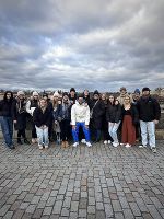 Gruppenfoto der 3aIK auf der Karlsbrücke © LBS Mitterdorf