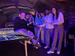 einige SchülerInnen der 3aIK spielen Neonlight Pingpong