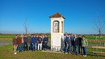 Gruppenfoto vor generalsanierter Pestsäule