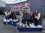 Gruppenfoto der Schüler:innen der 1cIK und 2dVA am Podest des Red Bull Rings